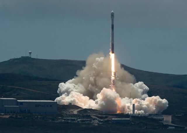 SpaceX猎鹰九号成功发射 猎鹰九号却损坏NASA一个单反