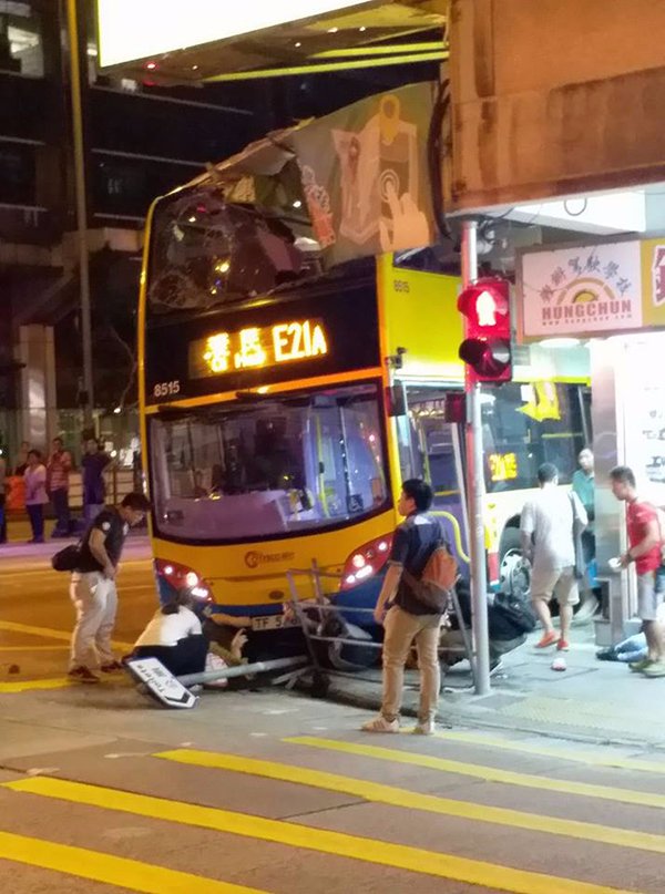 香港一辆巴士失控撞向路边人群 已致3死22伤