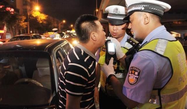 酒后开车2米远,男子被交警处罚吊销驾照10年!
