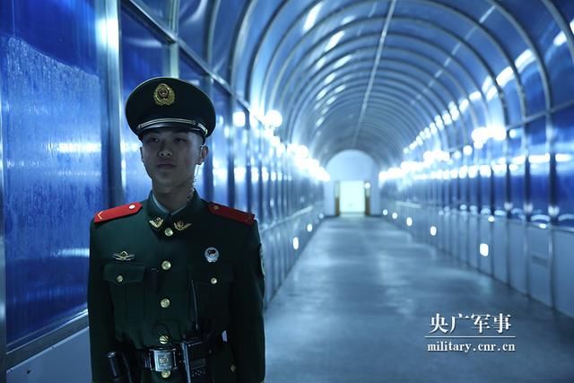 背对春晚现场,他们是荧屏后最可爱的人