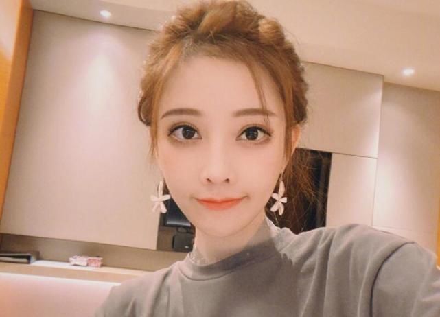 冯提莫参加线下活动，舞台上真实照片曝光，身高娇小腿很黑