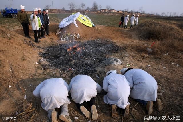 为什么多数农民都不接受火葬？农村老人说出两点原因，有道理吗？