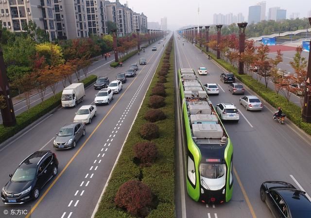 颠覆，列车跑在马路上，即像公交又像地铁