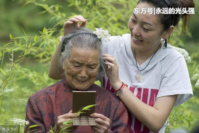 买新房接老人养老，婆婆挂上一幅黑白照，好儿媳连夜送她回乡下