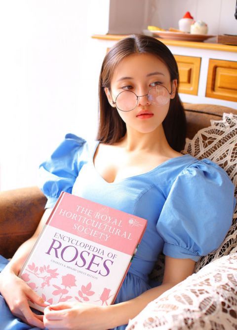 中国传媒大学校花长相酷似张馨予,人美乖巧又