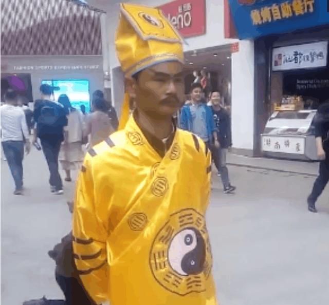 韩国人照搬林正英的僵尸道长造型跳机械舞,得