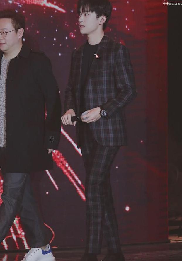 易烊千玺粉丝集体抗议公司:生日会太不公平了