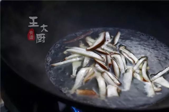 如果大家还不知道凉拌豆芽这道菜, 我大力推荐下!