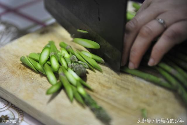 大姑姐帮我看孩子，每月给3000，我好心喂她孩子一勺奶粉，她炸了