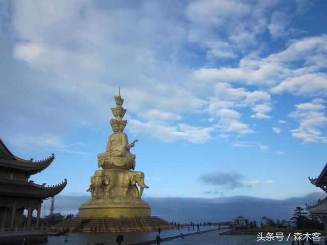 天府之国 从雷洞坪步行上山到金顶 下雨天黑风