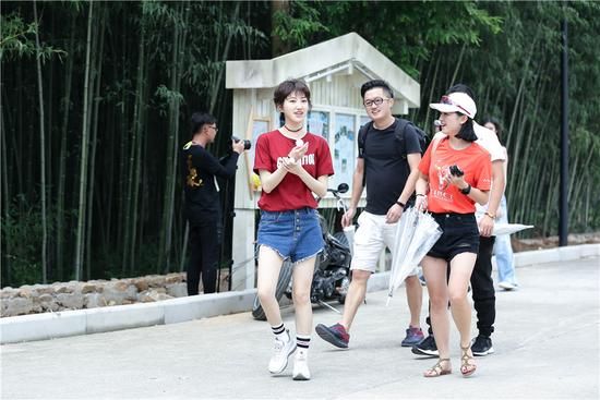 《青春旅社》王源景甜变优质服务员疯狂揽客