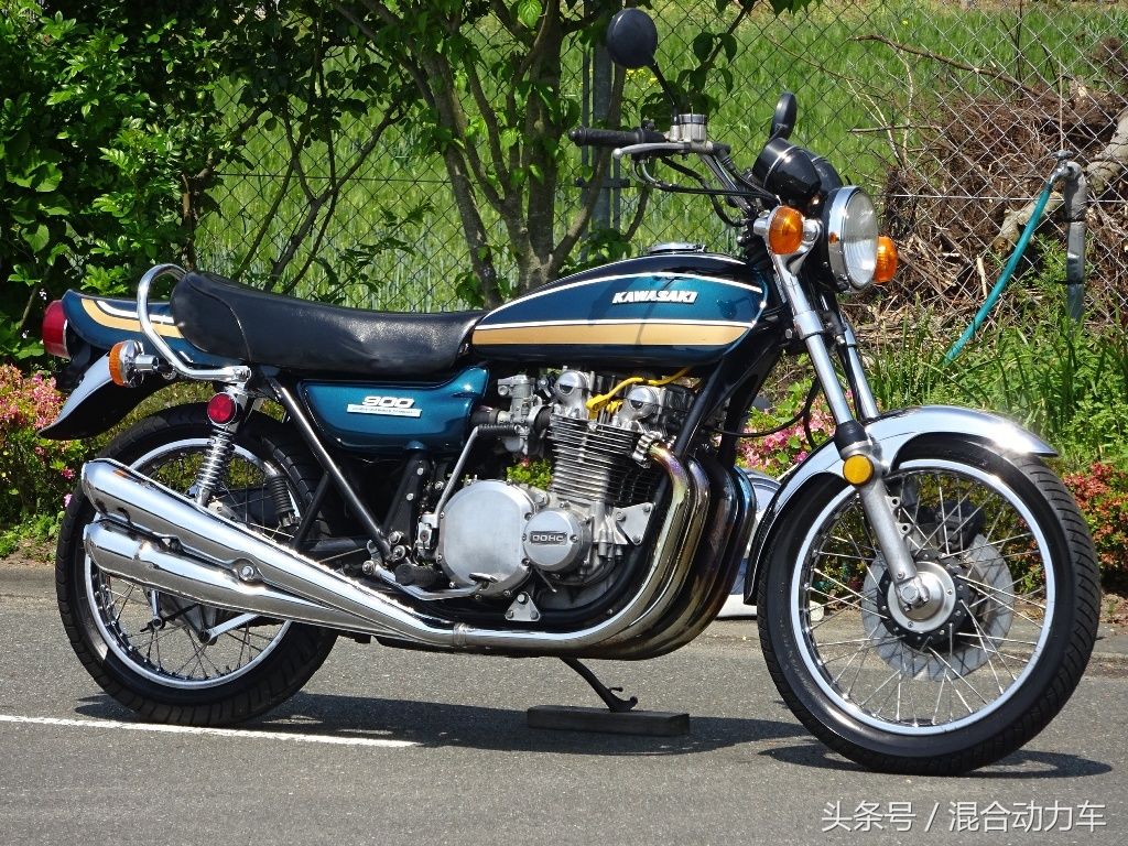 经典老款川崎Z1B摩托车