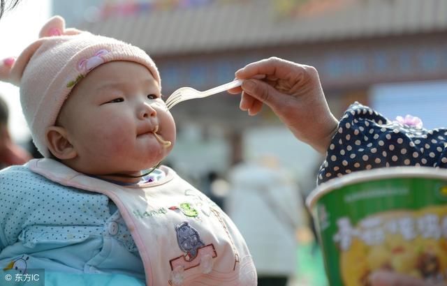 婆婆，你看自己的亲孙子应该的，凭什么每月还要给你两千块钱工资