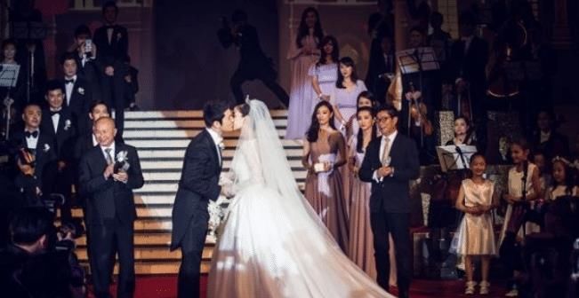 当年世纪婚礼请了半个娱乐圈，出事后无一人帮忙，网友：半个娱乐圈呢？