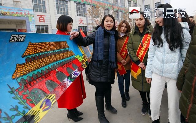 吐鲁番56名返乡大学生创作百米画卷 看看画了啥