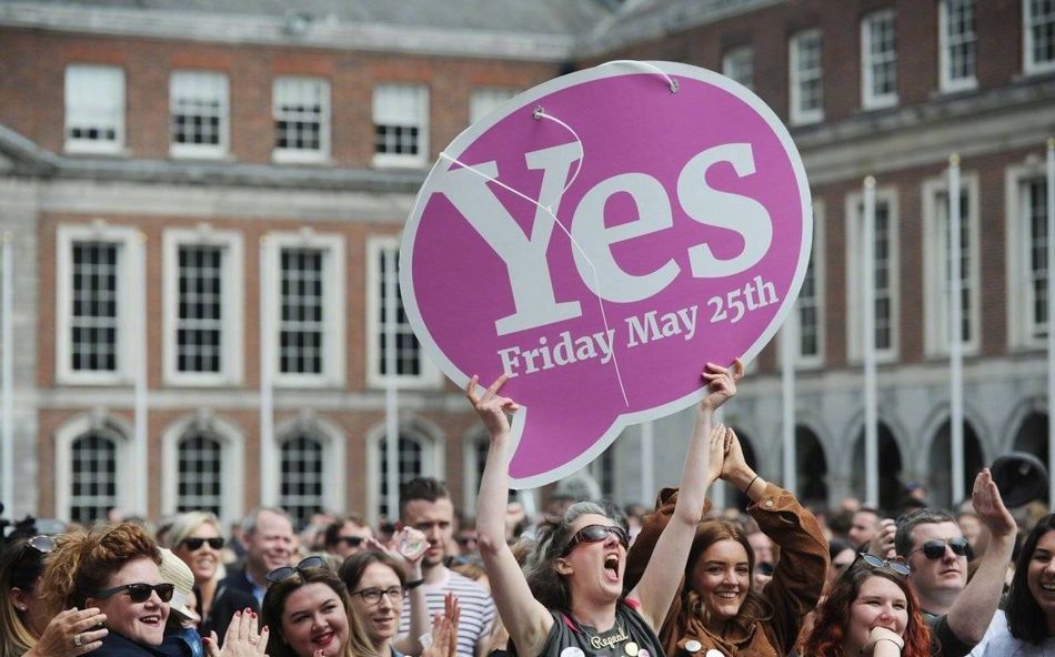 爱尔兰推翻堕胎禁令,爱尔兰女性高呼:我们创造