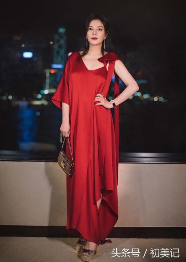 同样穿红色长裙,赵薇朱茵显胖不止10斤,佟丽娅