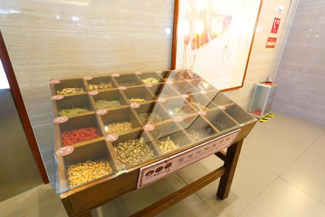 谁说只有冬天才能泡温泉，在这儿，春末的温泉比冬季更有料