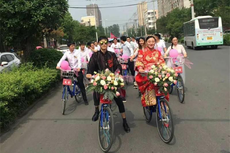 光山新娘骑着文明单车去结婚,笑靥如花被赞好