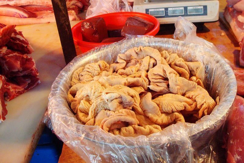 谁说新疆人过年不吃猪肉，就是越过年越便宜，24元一公斤随便挑