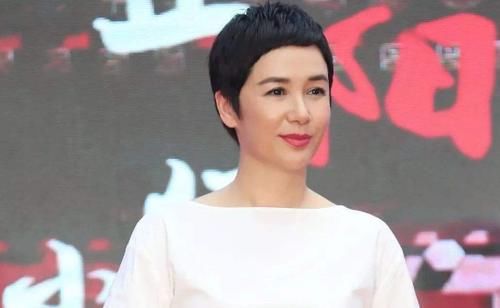 蒋雯丽将外甥女捧成影后，却几乎不提儿子，看了她儿子照片：怪不得！