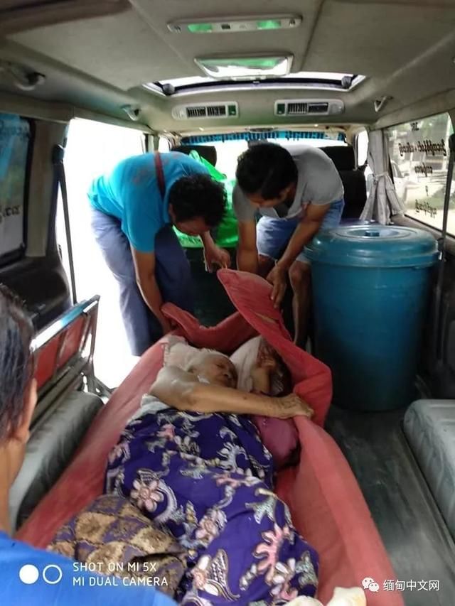 良心何在?瓦城不孝子狠心将84岁老母弃在路边