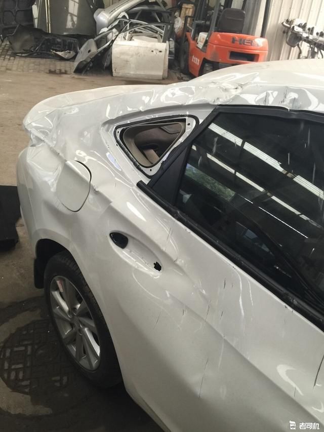 万般无奈:一千公里新车被墙砸了个底掉,还能说