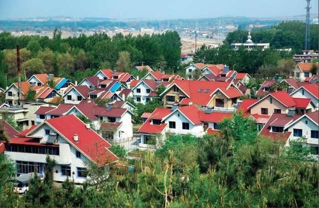 辽宁最土豪的村，家家都住红顶小洋楼