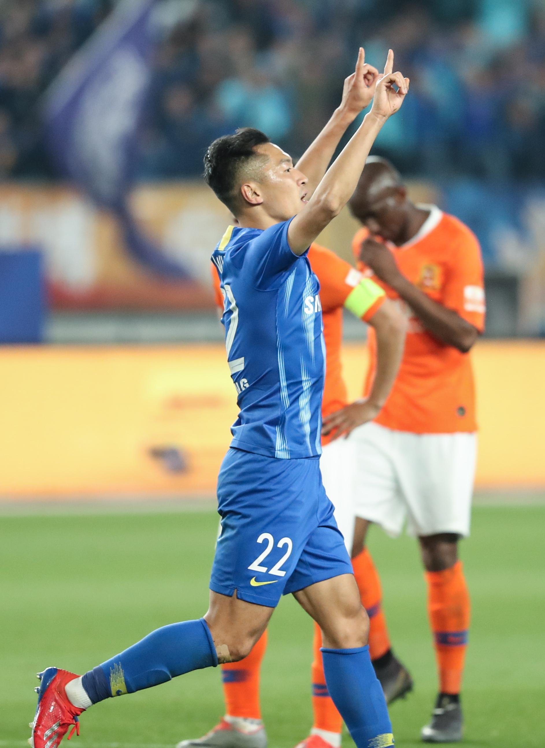 足球--中超:江苏苏宁队胜武汉卓尔队