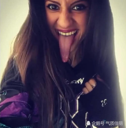 这位美女是世界上舌头最长的人,舌头长达11.4厘米,可以舔到眼睛