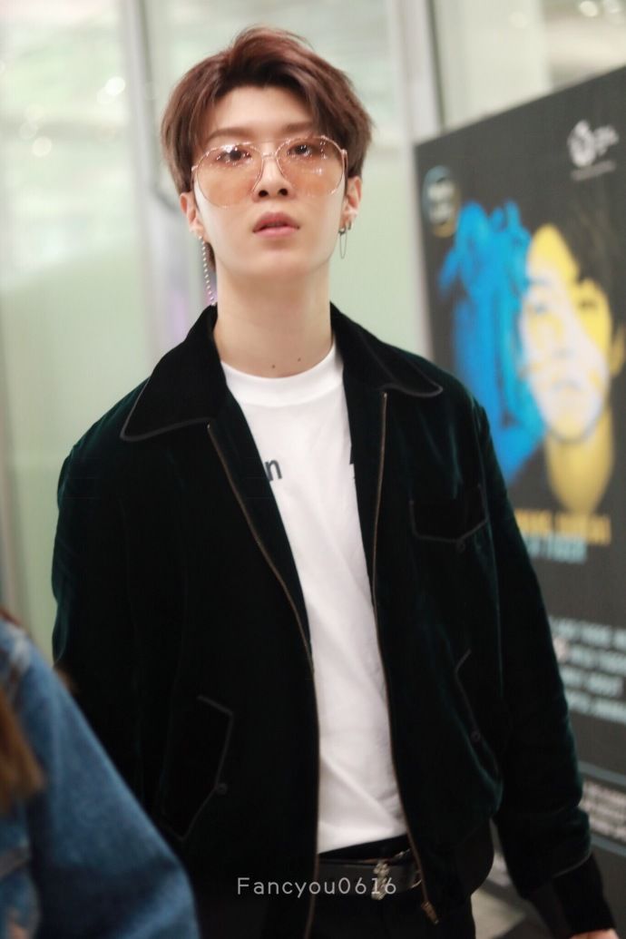 范丞丞戴墨镜穿黑色外套内搭白色T恤现身机场