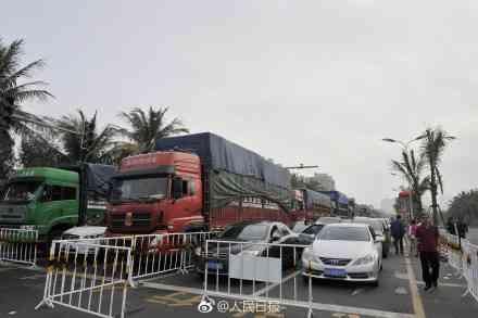 海口上万车辆滞留 乘客在路边搭起帐篷