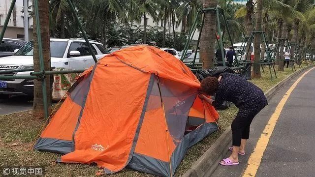 1万多辆车滞留，街头搭帐篷!海口-广州机票1万\/张!广东高速太壮