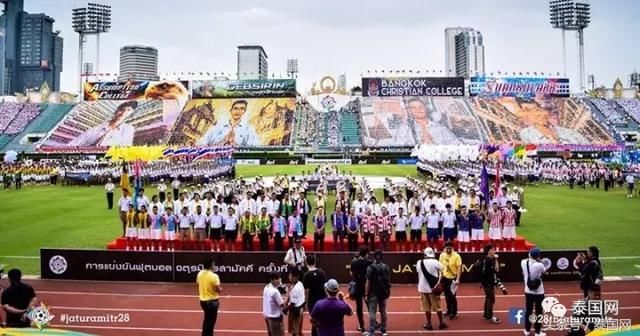 曼谷男校足球赛开幕式画板拼图表演超壮观!