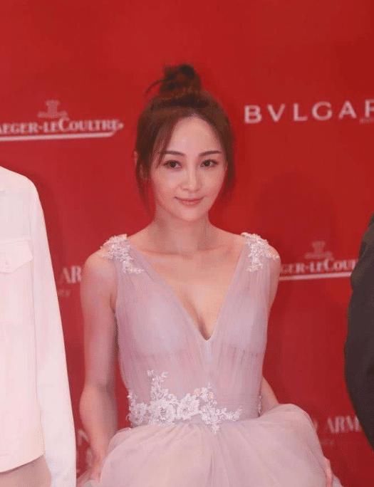 他曾与姚笛同床共枕7年，却因没钱买房无奈选择分手，如今红得发紫身家上亿