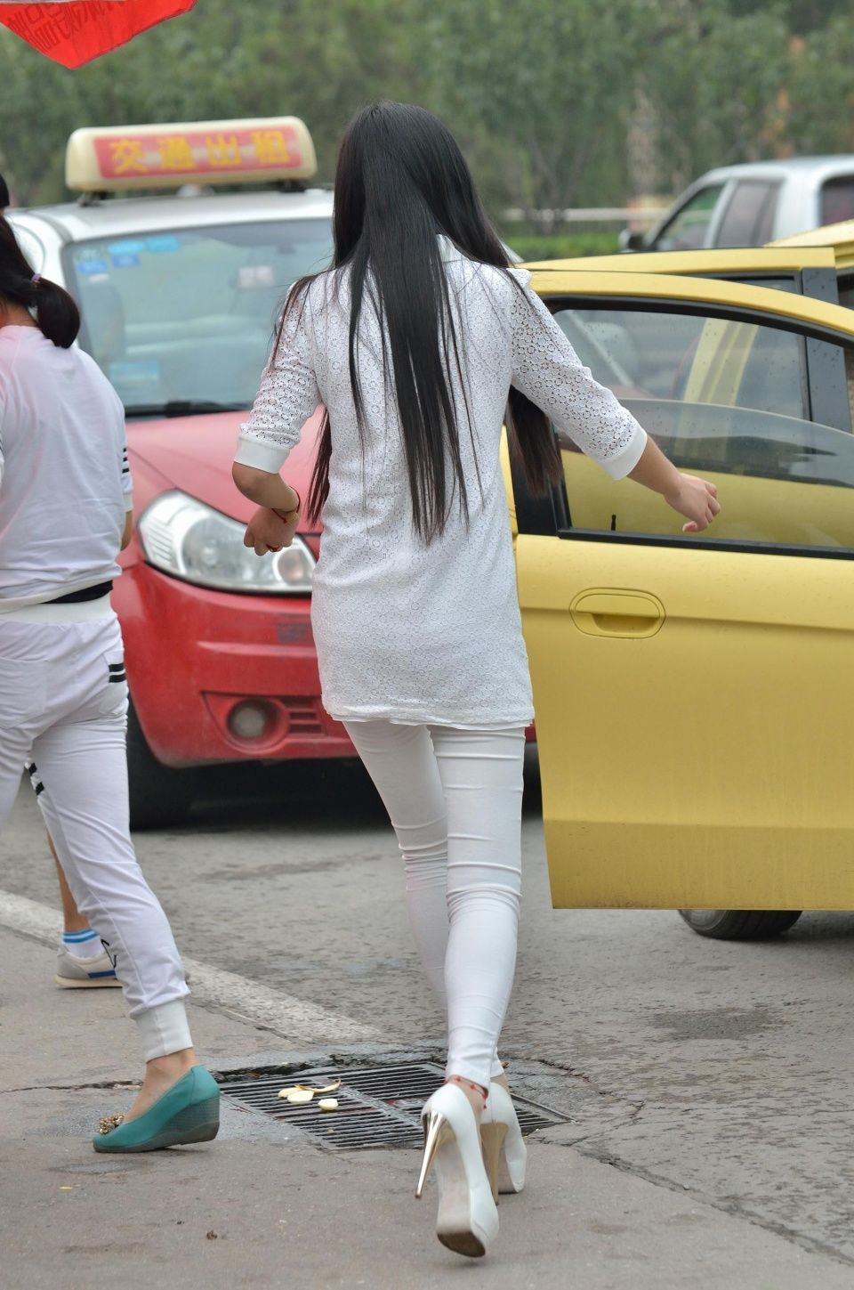 街拍联盟:纯白色紧身裤美女,短丝袜隐约可见