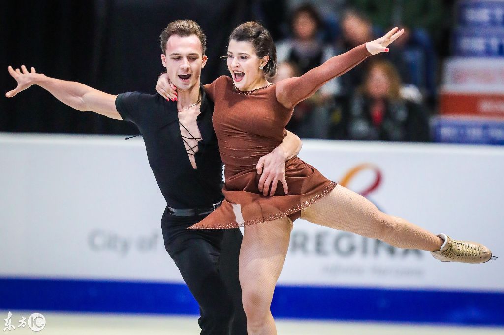 花样滑冰比赛开始!观众眼睛从不离开女运动员