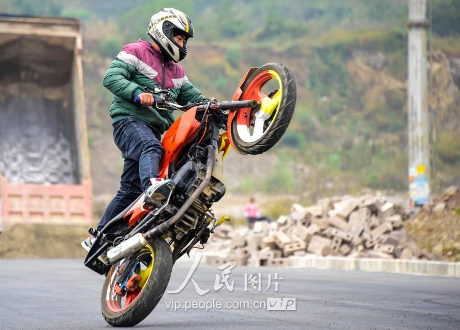 贵州兴义:90后农民工摩托车车轮飞翔追寻梦