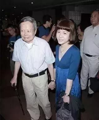 96岁杨振宁和小54岁妻子,遗产分配惹争议,这真
