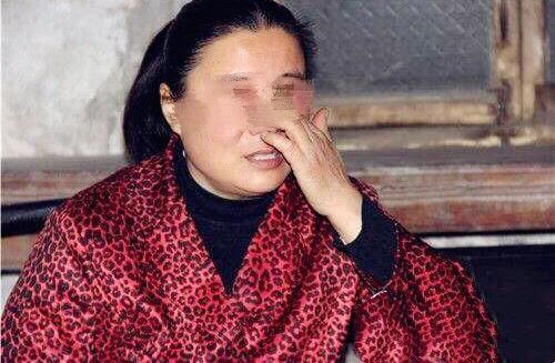 母亲带女儿去求子,算命先生不敢收钱,一年后母