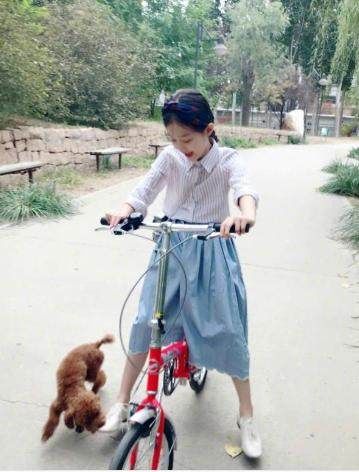 赵薇的女儿近照曝光,小燕子太可爱了,比妈妈当