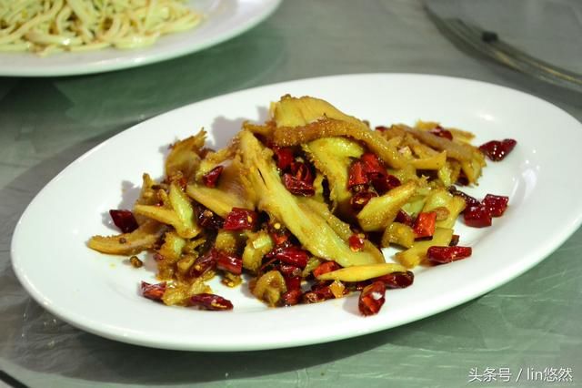 过大年回娘家,娘家用这两桌饭招待女婿,您看怎么样