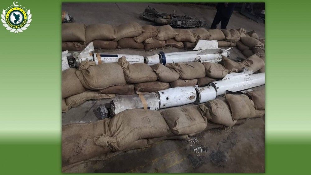 巴基斯坦展示被击落的印度米格21挂载的导弹