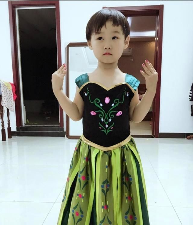 岳云鹏9岁女儿越长越漂亮，爱妻从手术中恢复，一家四口羡煞旁人
