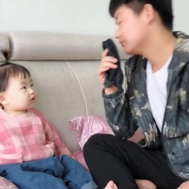 爸爸闻袜子假装晕倒,宝宝也拿过来闻,神反应让人笑到肚子疼