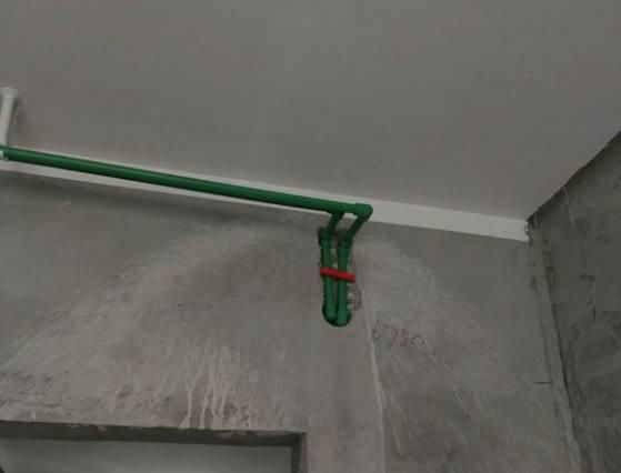 家里水电装修,师傅建议水管穿梁走顶,还说这样