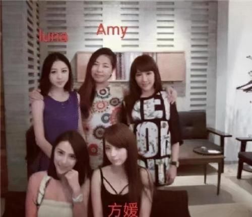 郭富城晒全家福，与方媛牵手两个女儿，女儿乖巧可爱，萌化众人