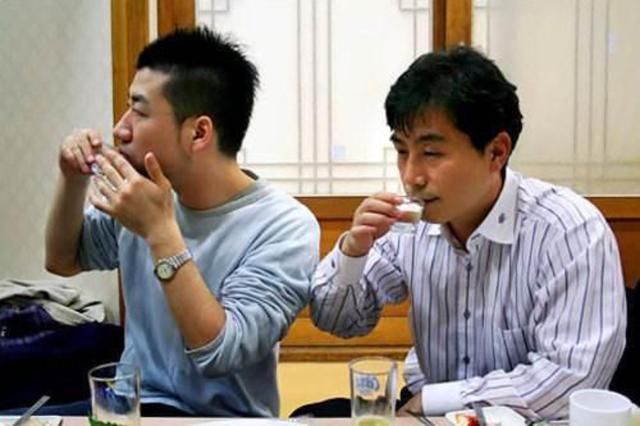 韩国人瞧不起中国白酒,一口把56度白酒干了,原