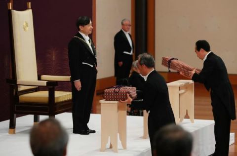 日本天皇即位大典皇后缺席,女大臣却破天荒去