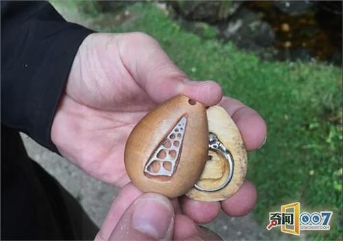 求婚戒指女生戴在哪个手上 t01cdcd3527b160b4c4.jpg